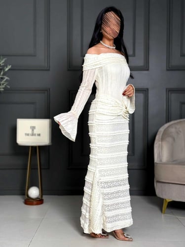 فستان دانتيل ناعم طويل بقصة اوف شولدر مع ياقة مطوي...