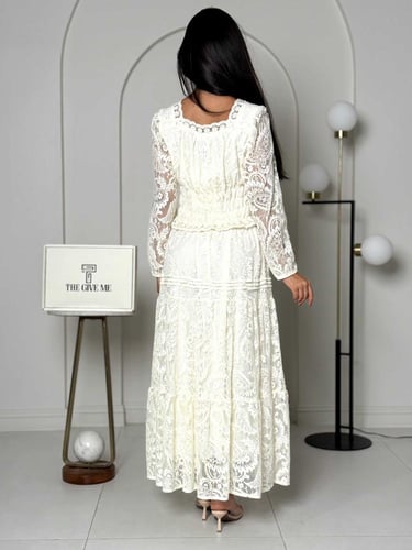 طقم دانتيل أنثوي بتفاصيل ناعمة