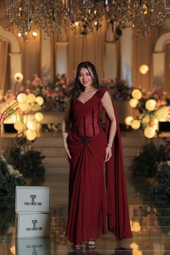 فستان برغندي فاخر بتصميم كلاسيكي