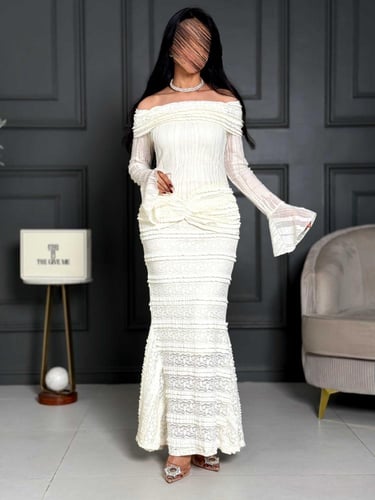 فستان دانتيل ناعم طويل بقصة اوف شولدر مع ياقة مطوي...