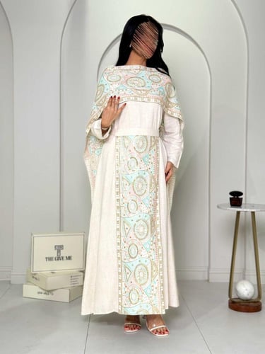 جلابية بتصميم كاب ملكي بتطريز باستيل هندسي