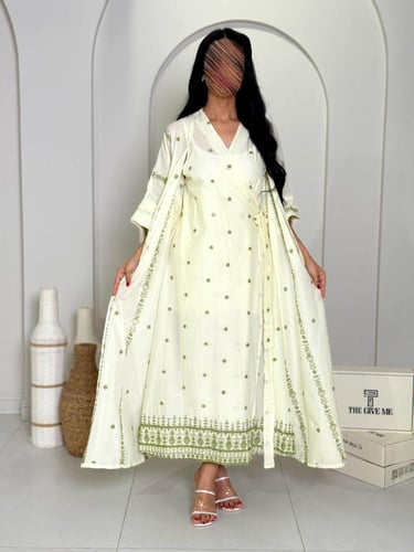 جلابية بتطريز عمودي ولمسة أنيقة