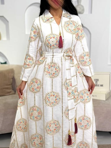 جلابية بتفاصيل زخرفية وقصة واسعة