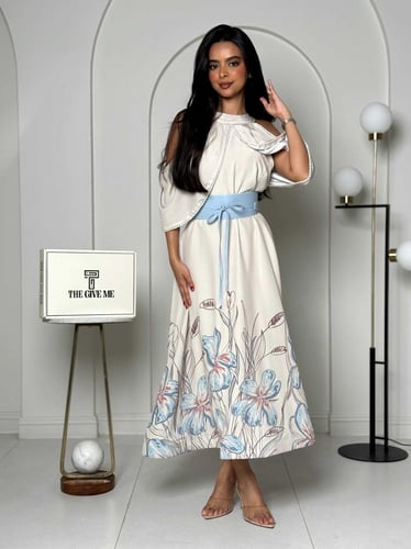 فستان بخصر واضح وأكتاف مفتوحة مع تصميم انسيابي ناع...