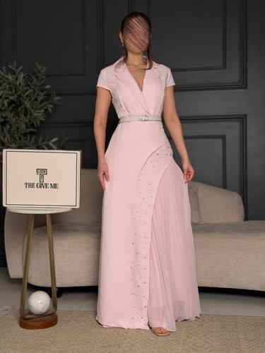 فستان "باستيل" الراقي بكسرات بليسيه وتطريز لؤلؤي