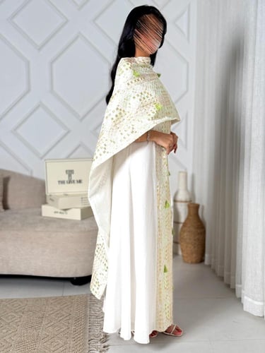 جلابية كاب بتطريز مربعات مع تفاصيل تيسل