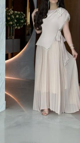 فستان الشيفون المموج بتفاصيل اللؤلؤ الناعمة