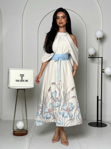 فستان بخصر واضح وأكتاف مفتوحة مع تصميم انسيابي ناع...