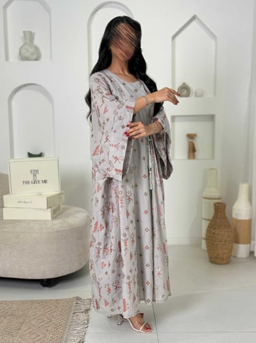 جلابية بنقش راقي وحزام على الخصر