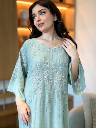 جلابية واسعة بقماش ناعم مطرز