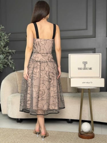 طقم بفتحة صدر مربعه و ورد على الاكتاف