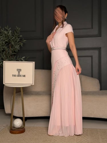 فستان "باستيل" الراقي بكسرات بليسيه وتطريز لؤلؤي