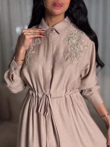 فستان بتطريز على الكتفين وخصر مطاطي