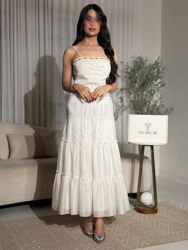 فستان بحملات رفيعه مع خط عنق مزبن بخرز ناعم