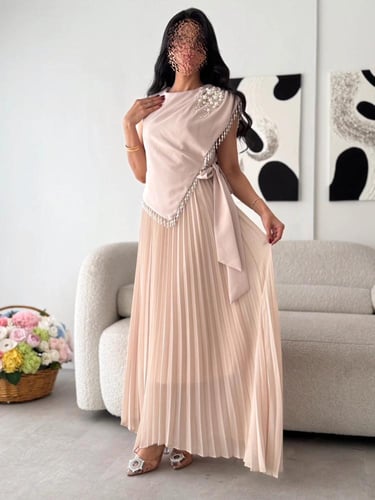 فستان الشيفون المموج بتفاصيل اللؤلؤ الناعمة