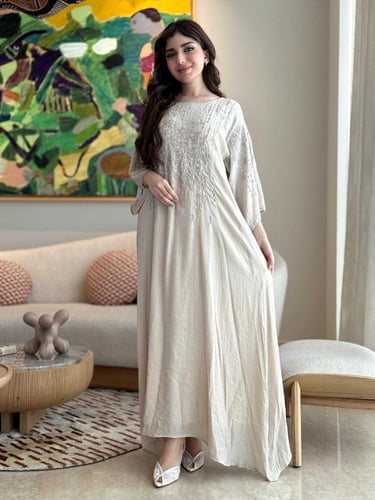 جلابية واسعة بقماش ناعم مطرز