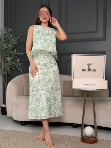 طقم بدون اكمام مزين بـ الريش الناعم وقطع الترتر ال...