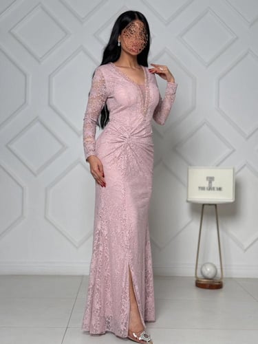 فستان دانتيل ملكي بتصميم الخصر الملفوف