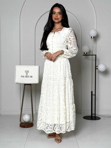 طقم دانتيل أنثوي بتفاصيل ناعمة