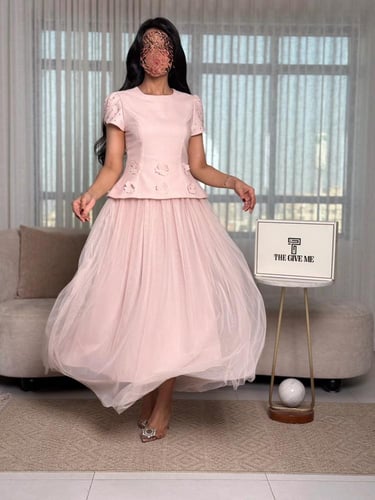 فستان بتنورة تول منسدلة مزين بلؤلؤ على الاكتاف