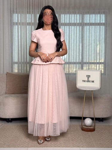 فستان بتنورة تول منسدلة مزين بلؤلؤ على الاكتاف