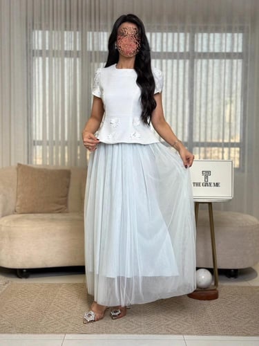 فستان بتنورة تول منسدلة مزين بلؤلؤ على الاكتاف