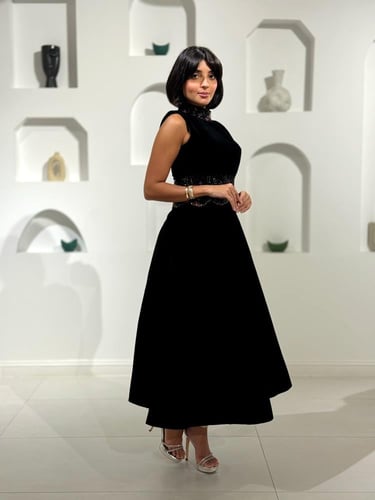 فستان جوخ بتطريز خرزي في الخصر