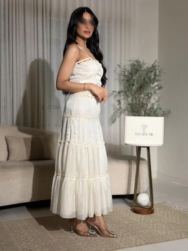 فستان بحملات رفيعه مع خط عنق مزبن بخرز ناعم