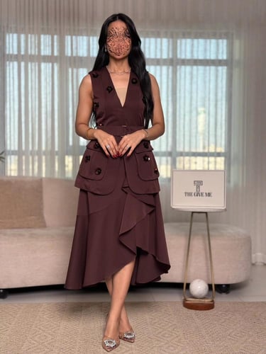 فستان "مودرن كلاسيك" بني مزين بجيوب وورود يدوية