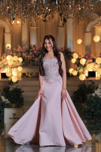 فستان سهرة وردي ناعم بتطريز راقي وذيل جانبي