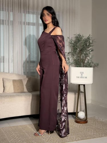 جمبسوت بلمسة الكيب المنسدل من الكتف