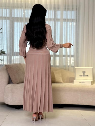 فستان بيج ناعم بقصة لامعة