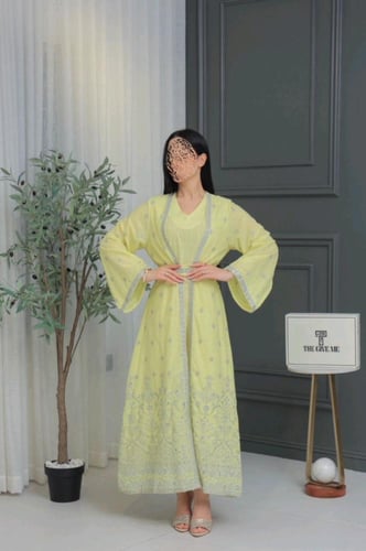 جلابية شرقية مطرزة بأكمام واسعة وحزام خصر.