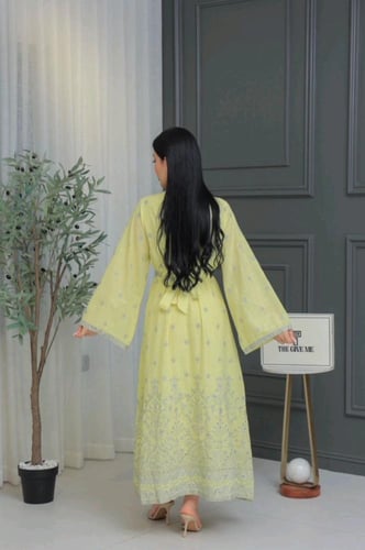 جلابية شرقية مطرزة بأكمام واسعة وحزام خصر.