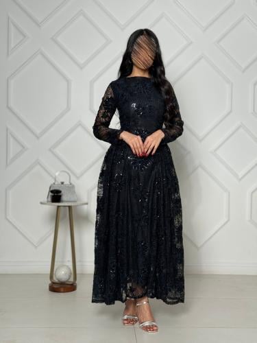 فستان اسود دانتيل بتصميم لامع