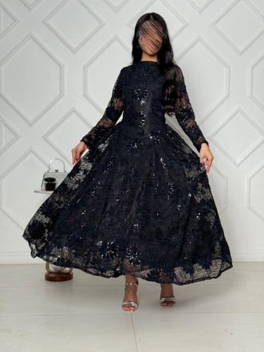 فستان اسود دانتيل بتصميم لامع