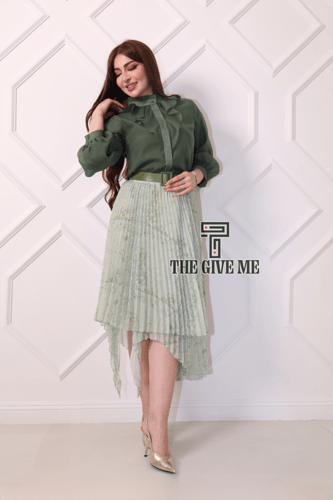 طقم تنوره وبلوزه مزين بحزام علي الخصر بقصة تنوره