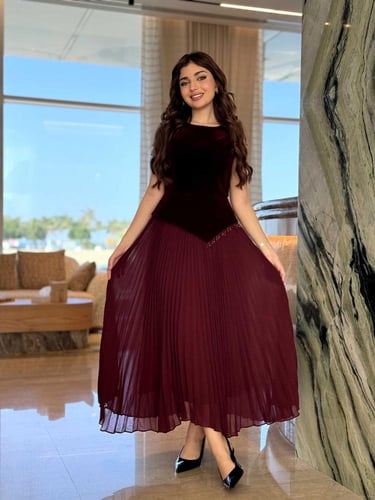 فستان راقٍ بتصميم عصري وانسيابية أنيقة