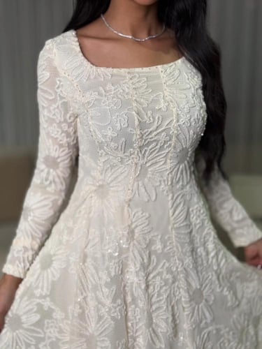 فستان دانتيل واسع بتصميم كلاسيك مع تطريز بارز وقصة...