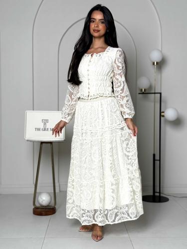 طقم دانتيل أنثوي بتفاصيل ناعمة