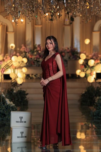 فستان برغندي فاخر بتصميم كلاسيكي