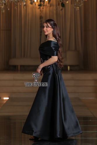 فستان اسود سهره بفينكه على الصدر