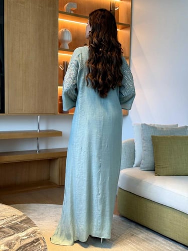 جلابية واسعة بقماش ناعم مطرز