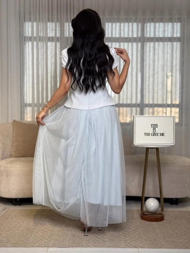 فستان بتنورة تول منسدلة مزين بلؤلؤ على الاكتاف