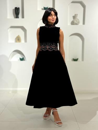 فستان جوخ بتطريز خرزي في الخصر