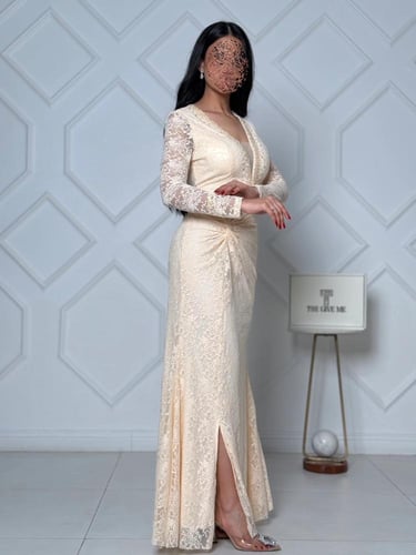 فستان دانتيل ملكي بتصميم الخصر الملفوف