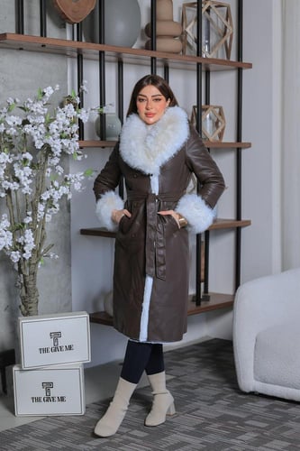 جاكيت نسائي بفرو على الاكمام والرقبة