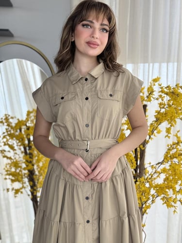 فستان بلون بيج بأزرار أمامية كاملة مع حزام من نفس...