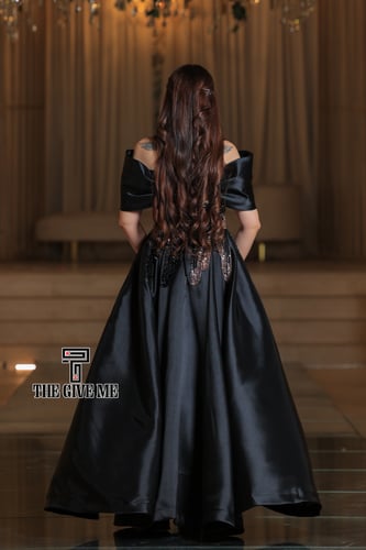 فستان اسود سهره بفينكه على الصدر