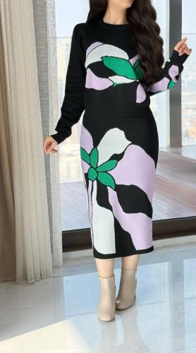 طقم قطعتين بلوفر وتنورة بطبعة مميزة